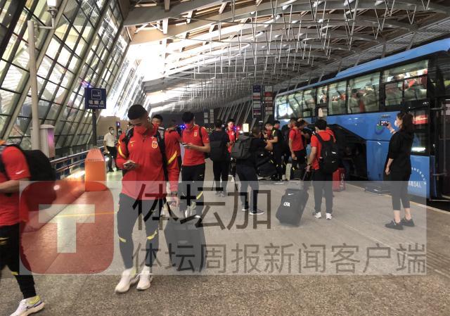 开云体育官网-【手记】李铁再次让出公务舱 球迷空姐为国足送祝福