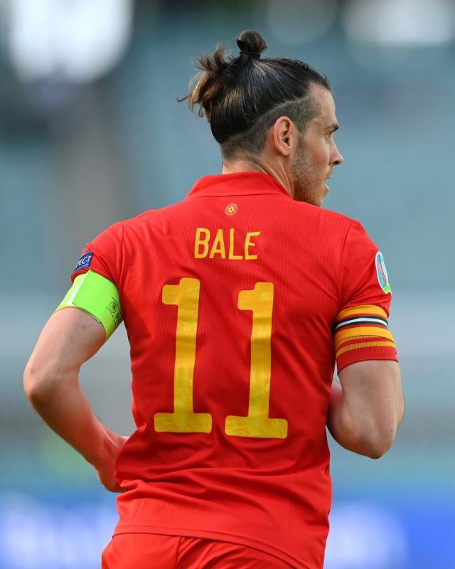 永远有人18岁！贝尔看着恩博洛 满眼都是曾经自己